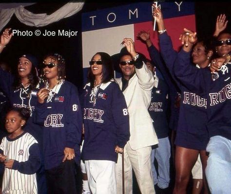 Da Brat, Aaliyah, Quincy Jones, Tamara Johnson-George of SWV and Usher... I LOVE Da Brat, Usher and Aaliyah in one picture. So cool and very rare. Da Brat 90s, Tommy Hilfiger Campaign, Aaliyah One In A Million, Aaliyah Pictures, Aaliyah Dana Haughton, 90s Sitcoms, Da Brat, Quincy Jones, Aaliyah Haughton