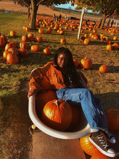 Black Women Fall Aesthetic, Fall Girl Aesthetic Black Women, Autumn Aesthetic Black Women, Fall Photoshoot Black Women, Fall Aesthetic Black Women, Autumn Photoshoot Ideas Inspiration, Eboard Photoshoot, October Photoshoot Ideas, Pumpkin Pics