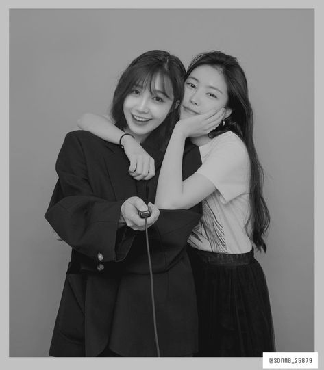 2 Best Friend Photoshoot, Bestie Photoshoot Ideas Aesthetic, Self Foto, Group Photo Poses, Group Picture Poses, Sisters Photoshoot Poses, Studio Photoshoot Ideas, Sister Photography, Sister Poses