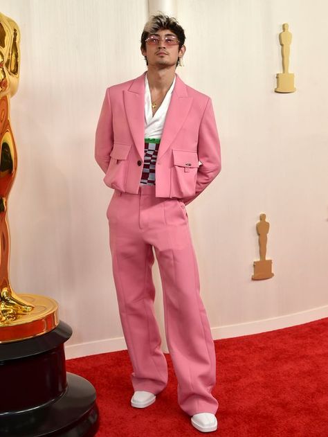 Oscars 2024 fashion: All the celeb outfits from the red carpet Award Show Men Outfits, Celebrity Suit Men, Red Carpet Outfits Men, Mens Red Carpet Looks, Ian Boggs, Mens Christmas Outfit, Prom Outfits Men, Emma Stone Ryan Gosling, Black Mens Fashion Suits