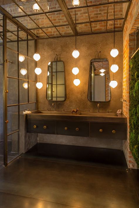 10 Industrial Home Spaces You'll Love Minimalist Sunroom, Steampunk Bathroom, Industrial Basement, Industrial Showers, Industrial Toilets, Industrial Glam, Relaxation Space, Restaurant Bathroom, Industrial Style Bathroom