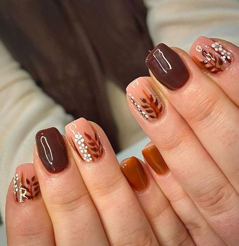 Rate This thanksgiving nail ideas From ⭐1~10. SAVE & FOLLOW i will update everyweek. Brown Nails With Leaf Design, Neutral Thanksgiving Nails, Brown Thanksgiving Nails, Cute Autumn Nails, Leaf Nails, Beauty Crush, Thanksgiving Nail Designs, Thanksgiving Nail, Autumn Nail