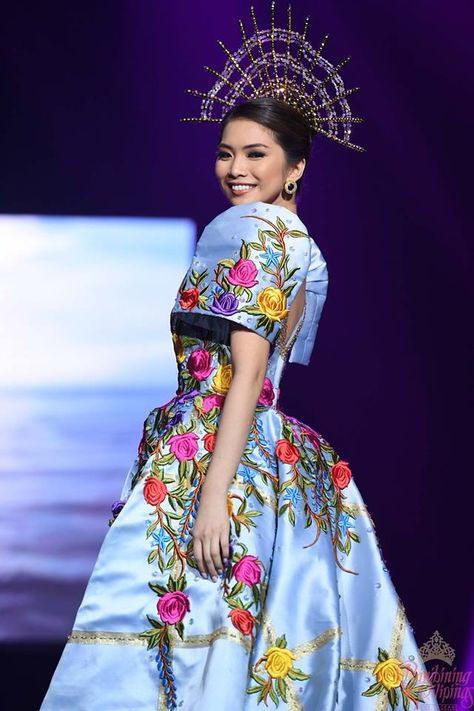 Philippines Tradition, Filipina Dress, Binibining Pilipinas, Filipino Pride, Top Fashion Designers, Modern Filipiniana, Character Clothes, Costumes Around The World, Top Design Fashion