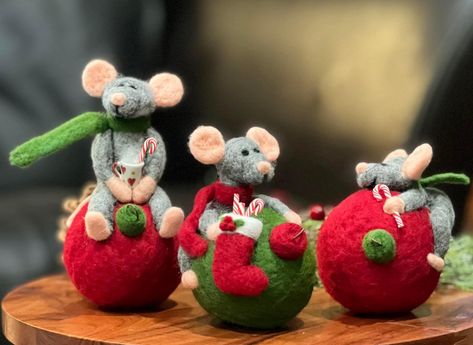 Chrismas Crafts, Felted Ornaments, Needle Felted Ornaments, Diy Felt Christmas Ornaments, Felted Crochet, Christmas Mice, Felted Christmas, Needle Felting Ideas, Needle Felted Christmas