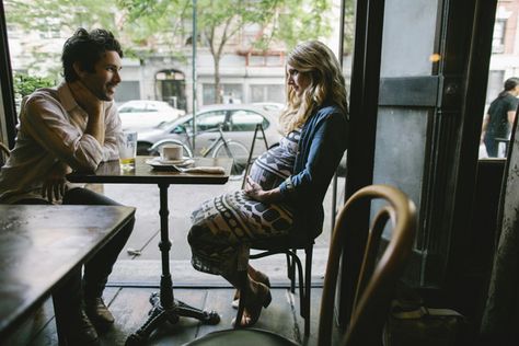 Coffee shop maternity session Family Photo Book, Colorful Walls, Belly Pics, Maternity Photography Couples, Maternity Inspiration, Lovely Photo, Winter Maternity, Baby Blog, Pregnant Couple