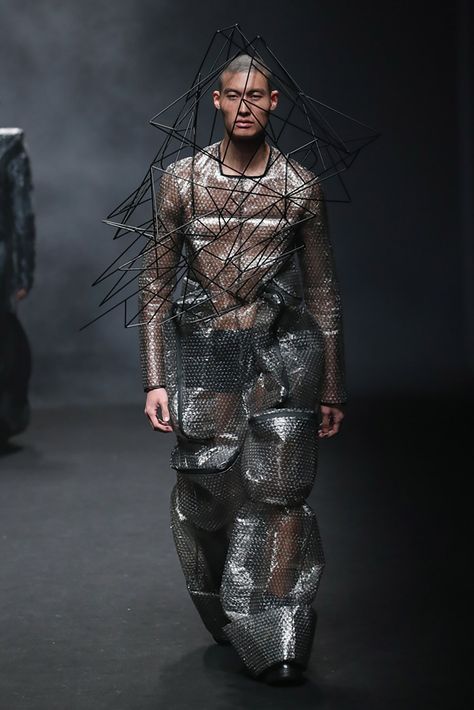 Avant Garde Fashion Male, Futuristic Fashion Male, Wearable Architecture, Unconventional Fashion, London College Of Fashion, Seoul Fashion Week, Seoul Fashion, Cyberpunk Fashion, Arte Cyberpunk