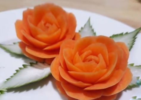 Rose Carving, Gingerbread House Recipe, Food Garnish, Veggie Art, Vegetable Decoration, Fruit Sculptures, Fruit Crafts, Carrot Flowers, Decorações Com Comidas