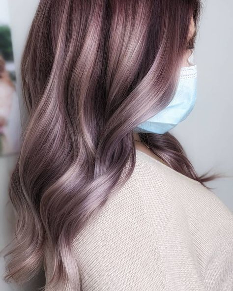 *Formula* 👉 @lnic0le created this muted lilac shade using #IGORAVIBRANCE 8-19 + 7-48 + 0-99 + 0-98 (1:1:1:1) with 1.9% Activator Gel/Lotion for the roots. Followed by #IGORA VIBRANCE 8-19 + 0-00 (1:3) with IGORA VIBRANCE 1.9% Activator Gel/Lotion. Finished with #ChromaID Bonding Color Mask 8-19. #BeIGORA #MOREVIBRANCE #ShowYourColourID #customcolour #purplehair #purplehairdontcare #wavyhair #haircolour #hairartists #haircolor #sharingiscaring #apassionforhair Chocolate Mauve Hair Color Formula, Igora Vibrance Formula, Chocolate Mauve Hair Color, Chocolate Mauve Hair, Wella Formulas, Mauve Hair, Igora Vibrance, Hair Formula, Color Mask