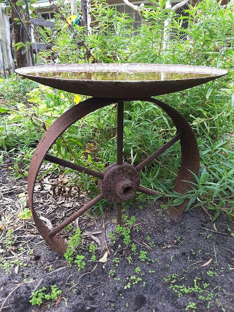 Metal Wagon Wheel Ideas Outdoor, Metal Bird Bath Ideas, Farm Garden Ideas Landscaping, Metal Wagon Wheel Decor Outdoor, Metal Yard Art Garden Decorations, Metal Wagon Wheel Ideas, Rustic Yard Ideas, Birdbath Ideas Landscaping, Wagon Wheel Decor Outdoor