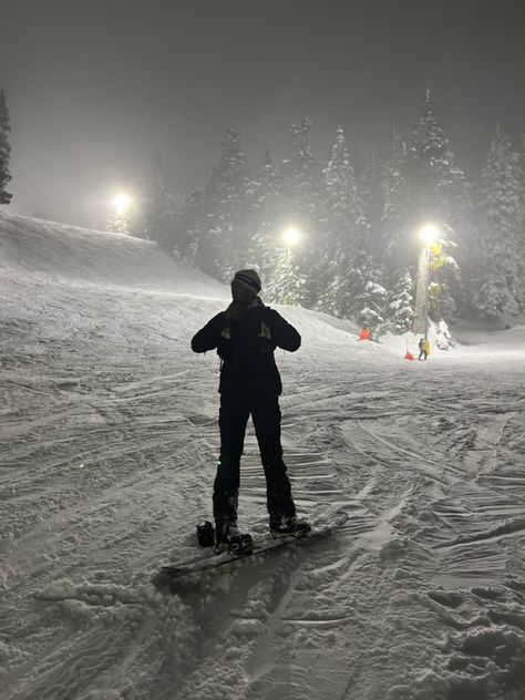 Skiing At Night Aesthetic, Skiing At Night, Night Snowboarding, Snow Boarding Aesthetic, Snowboarding Outfits, Snowboard Aesthetic, Night Skiing, Snowboarding Aesthetic, Skiing Aesthetic