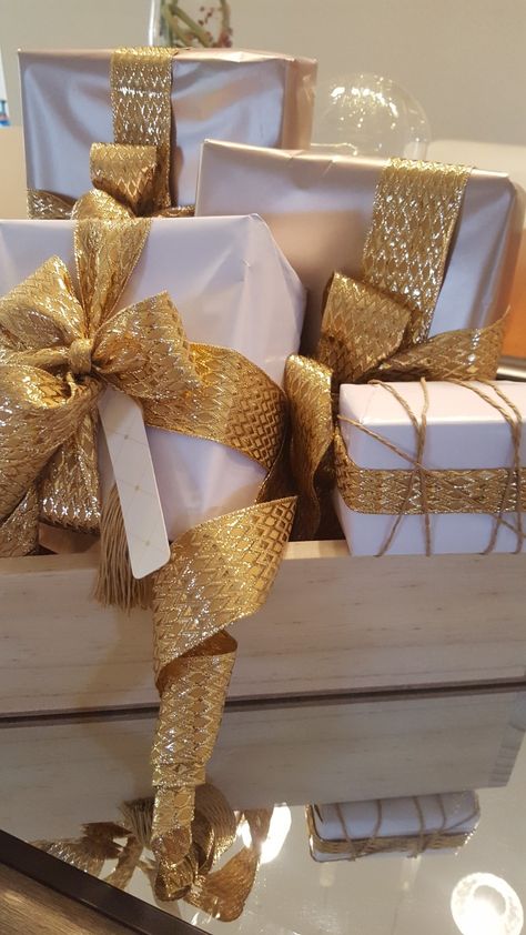 Gold Christmas Wrapping Ideas, Gold Christmas Presents, White Gold Christmas Aesthetic, Gold Wrapped Presents, Gold Gift Wrapping Ideas, Gold Christmas Wrapping, Christmas Present Wrap, Gift Boxes Decoration, Gift Box Cakes