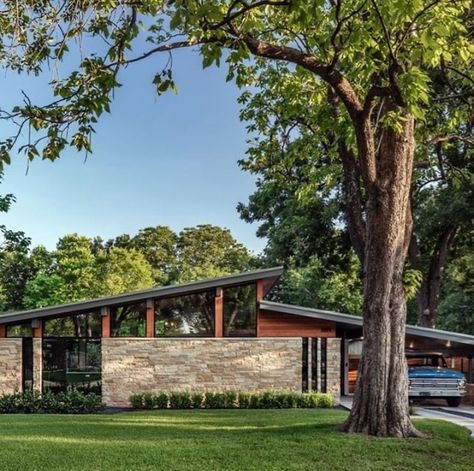 Mid Century Modern House Exterior, Mid Century Modern Exterior, Midcentury Home, Austin Homes, Roof Design, Mid Century Modern House, Modern Exterior, House And Home Magazine, Mid Century House