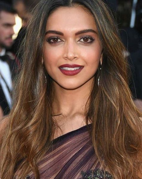 Deepika Padukone at the red carpet of the Cannes Film Festival 2017 Deepika Padukone Makeup, Srk Kajol, Deepika Padukone Hair, Audio Message, Dipika Padukone, Deepika Padukone Style, Beautiful Curves, Deepika Padukone, Bollywood Celebrities