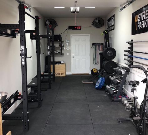 Gym Office Combo, Home Gym Office Combo, Crossfit Garage Gym, Crossfit Home Gym, Home Gym/office, Small Home Gyms, Modern Home Gym, Home Gym Basement, Dream Home Gym