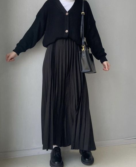 Long Black Skirt Modest Outfit, Modest Hijabi Outfits Long Skirts, Black Cardigan Outfit Hijab, Plisse Skirt Outfit Winter, Modest All Black Outfit, Long Black Skirt Outfit Hijab, Long Skirt Hijab Outfits, Pleated Long Skirt Outfit Classy, All Black Outfit Hijab