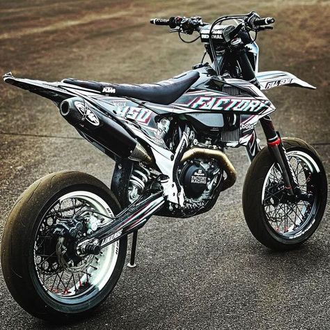 Yamaha Supermoto, Dirt Bike Riding Gear, Custom Dirt Bike, Ktm Dirt Bikes, Ktm Supermoto, Cb750 Cafe Racer, Ninja Bike, Tmax Yamaha, Dirt Bike Helmets