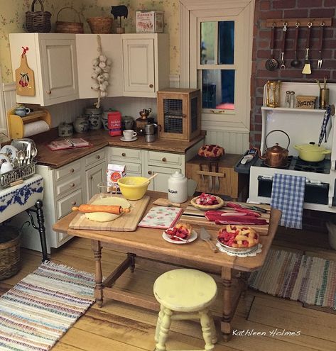 Making Rhubarb Pie in Kathleen Holmes dollhouse kitchen Mini Kitchen Dollhouse, Aesthetic Dollhouse Interior, Doll House Kitchen Ideas, Kathleen Holmes Dollhouse, Dollhouse Ideas Interiors, Miniature Kitchen Ideas, Dollhouse Room Ideas, Dollhouse Kitchen Ideas, Doll House Interior Ideas