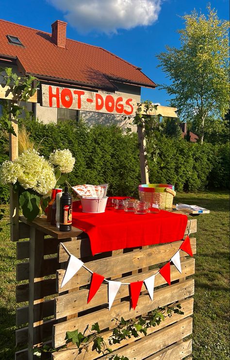 Wedding Hot Dog Bar, Hot Dog Bar Party, American Hot Dogs, Football Parties, Party Backyard, Barbeque Party, Hot Dog Bar, American Party, Wedding 2025