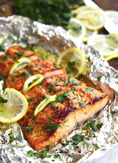 Want to make a perfectly cooked broiled salmon? Use this recipe, tips and the technique to make the best tasting, beautifully caramelized salmon in minutes. Salmon In Oven, Salmon With Lemon And Dill, Broiled Salmon Recipes, Salmon With Lemon, Recipes Salmon, Broiled Salmon, Broiled Chicken, Salmon Steak, Yummy Seafood