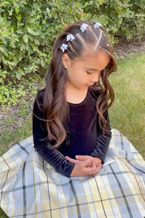 45 Peinados para Niñas Fáciles y Bonitos: Perfectos para la Escuela y también para Eventos Elegantes Baby Girl Hairstyles Curly, Easy Little Girl Hairstyles, Girls Hairstyles Easy, Makeup Tricks, Makeup And Hair, Hair Stylist Life, Trending Hairstyles