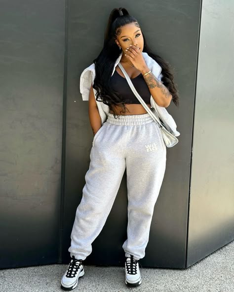 Sithelo Shozi Outfits, Sweatpants Outfit Black Women, Sweat Pants Outfit Baddie, Sithelo Shozi, Trendy Airport Outfits, Baddie Era, Cute Airport Outfit, Airport Fit, Girly Style Outfits