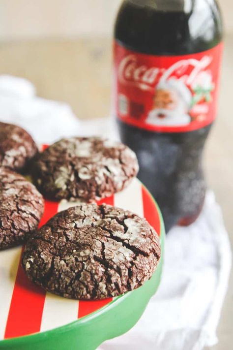 For all those last minute holiday gatherings I’m going to show you how to put together the perfect Holiday party spread and how to make the best ever Christmas cookies – Coca-Cola brownie crinkle cookies! Cola Cookies, Holiday Party Spread, Cute Baked Goods, Brownie Crinkle Cookies, December Food, Coca Cola Recipes, Coke Recipes, Coca Cola Party, Cola Recipe