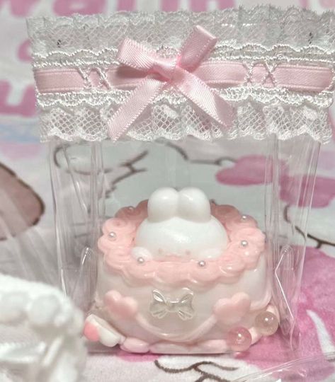 🎂 Vintage-style double-layered birthday cake: 🐰 A rabbit pinky Cake, decorated with small pearl 🍒 A cake with a cherry on top: decorated with pink cream and topped with a cherry . (cherry is not fixed, it's movable) 🎀 A cake with a black bow: Black and pink color match  💖Check out our store announcement page for more details on squishy product updates, or DM us for more inquiries. This is a non-edible product.  All squishes are handmade, and we use food-grade silicone to create them, ensuri Fufu Squishy, Taba Squishies, Squishies Kawaii, Rabbit Cake, Cute Squishies, Toy Food, Japanese Toys, Desk Toys, Fidget Toys