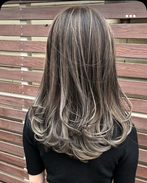 Hair Bayalage, Dark Grey Hair Color, Bayalage Highlights, Blonde Highlights On Dark Hair, Best Hair Color, Ash Hair, Hair Color Underneath, Dark Hair With Highlights, Brown Hair With Blonde Highlights