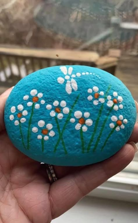 Stone Art Easy, Pebble Flowers, Painting Outdoor Rocks, Big Rock Painting Ideas For Garden, Easy Flower Rock Painting, Easy Rocks To Paint, Painted Rock Flowers, Rock Painting Ideas Easy For Kids, Flower Rock Painting Ideas