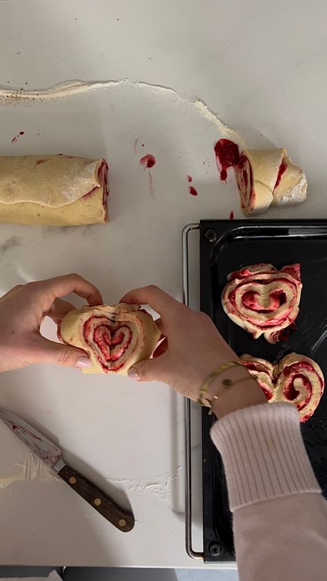 Heart Rolls, Valentines Day Baking, Shaped Cinnamon Rolls, Heart Shaped Cinnamon Rolls, Cute Valentines, Sweet Stories, Valentines Gift, Cute Food, Yum Yum