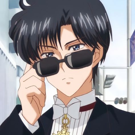 Mamoru Chiba Sailor Moon Crystal, Sailor Moon Crystal Mamoru, Sailor Moon Boyfriend, Tuxedo Mask X Sailor Moon, Tuxedo Mask Icon, Masked Man Anime, Mamoru Sailor Moon, Sailor Moon X Tuxedo Mask, Tuxedo Mask And Sailor Moon