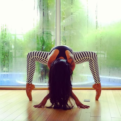 Spider pose on pointe # ballet #yoga Goddess Pose Yoga, Goddess Pose, Ballet Yoga, Yoga Inspo, Yoga Pictures, Yoga Photos, Yoga Times, Yoga Moves, Namaste Yoga