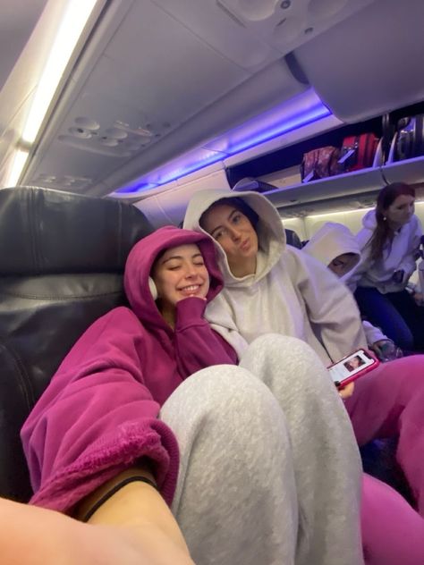 Besties In Airport, Airplane Pic Ideas, Bestie Airport Pics, Friends In Airport, Airport Besties, Airport With Bestie, Trip Photo Ideas Friends, Airport Aesthetic Friends, Trip With Friends Aesthetic