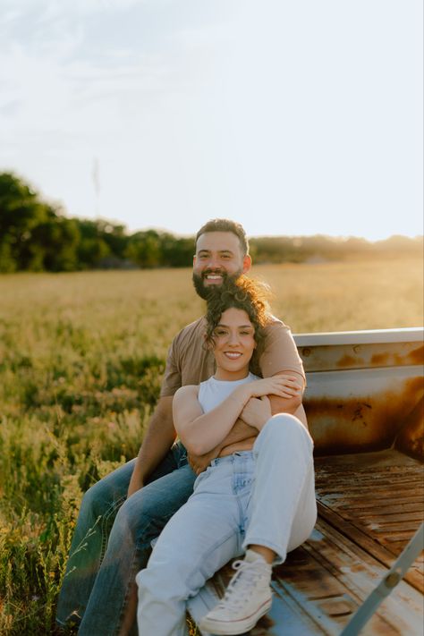 Couples Pics With Truck, Farm Truck Photography, Farm Truck Photoshoot, Cute Fall Outfits For Photoshoot Couple, Fall Truck Photoshoot Couple, Ranch Photoshoot Couple, Tripod Photoshoot Ideas Couple, Corn Field Couple Photos, Couple With Truck Photoshoot