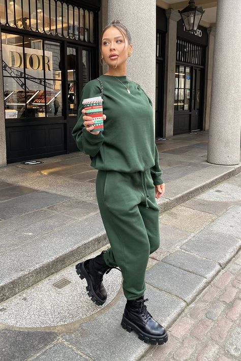 Cargo Sweatpants Outfit, Green Joggers Outfit, Winter Fits Streetwear, Naomi Genes, Joggers Outfit Women, Green Sweatpants, Streetwear Chic, Look Expensive, Joggers Outfit