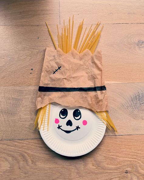 The Spaghetti haired scarecrow! Such a fun Halloween craft for kids! All you need is: - A paper plate - A brown paper bag - Markers or paint markers - Spaghetti - Hot glue gun or strong glue - Scissors #scarecrowcraft #craftcreateandmake #hellowonderfuldiy #craftyhalloween #paperplatecraft #spaghetticraft #pastacraft #halloweenideas #autumncrafts #halloweencrafts #spookycrafts #uncoventionalmaterials #recyclemeplay #createandinspireus #creativehalloween #kinderbasteln #kreativzeiten #c... Pasta Crafts, Scarecrow Crafts, Fun Halloween Crafts, Strong Glue, Paper Plate Crafts, Halloween Craft, Autumn Crafts, Brown Paper Bag, Halloween Crafts For Kids