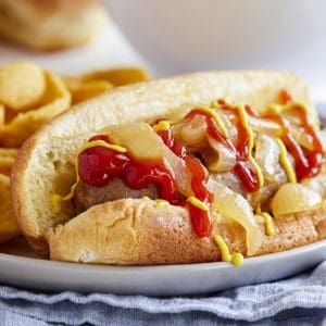 Slow Cooker Brats, Brats In Crockpot, Marinated Onions, Beer Marinade, Quick Vegetarian Recipes, Summer Slow Cooker Recipes, Bratwurst Recipes, Beer Brats, Quick Vegetarian Meals