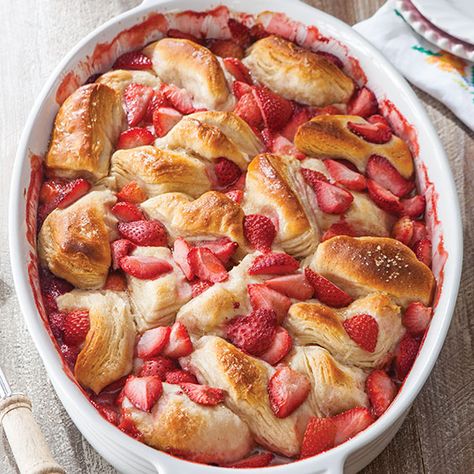 Strawberry Biscuit Casserole Biscuit Cobbler, Biscuit Casserole, Biscuits Casserole, Strawberry Breakfast, Breakfast Goodies, Biscuit Bake, Buttery Biscuits, Dinner Side Dishes, Sweet Breads