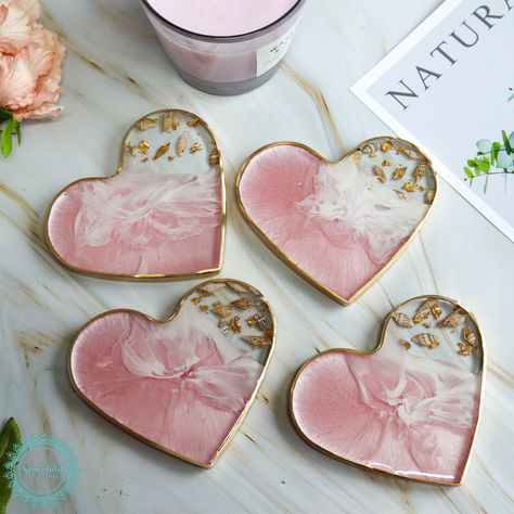 Valentines Coasters, Resin Art Canvas, Wedding Keychain, Heart Coaster, Resin Crafts Tutorial, Diy Resin Projects, Wedding Crafts Diy, Silicone Moulds, Resin Sculpture