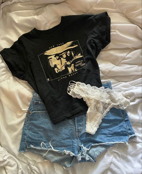 clothes outfit summer shorts t shirt Brandy Melville Summer Outfits, Coquette Brandy Melville, Brandy Melville Summer, Urban Outfitters Y2k, Brandy Melville Outfits, Coastal Grandma, Aesthetic Summer, Casual Spring, Levi Shorts