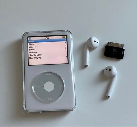 Ipod Touch Aesthetic, Ipod Classic Aesthetic, Ipod Aesthetic, Media Consumption, Retro Gadgets, Apple Devices, The Music Industry, Listen To Music, Cool Tech