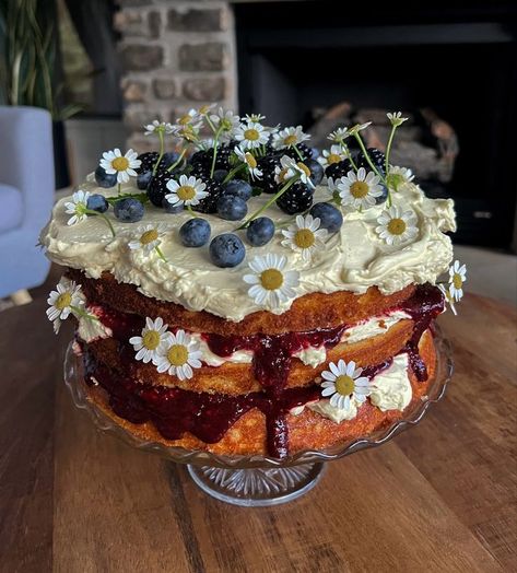 Cake Top Decoration, Fancy Cake Aesthetic, Make Your Own Birthday Cake, Baking Aesthetic Cake, Cake Ideas Flowers, Cake For Tea Party, Flowers Cake Ideas, Fruit Cake Decoration Ideas, Eclectic Cake