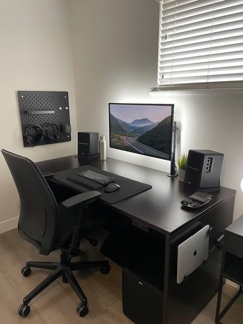 Desk Themes, Macbook Layout, Futuristic Houses, Macbook Setup, Desk Setup Ideas, Zen Zone, Computer Desk Setup, Desk Setups, Home Studio Setup