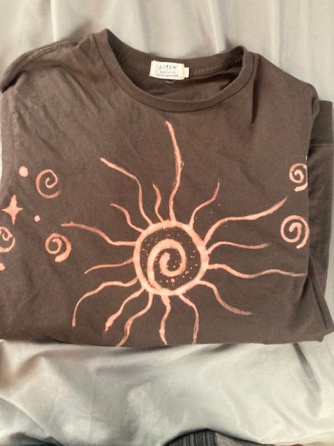 Bleach Sun Shirt, Yellow Bleached Shirt, Sun And Moon Bleach Shirt, Tarot Card Shirt Design, Bleached Shirt Ideas Aesthetic, Cute Bleached Shirts Ideas, Bleach Tshirt Designs Aesthetic, Bleach T Shirts Diy, Diy Bleach Tshirt Ideas