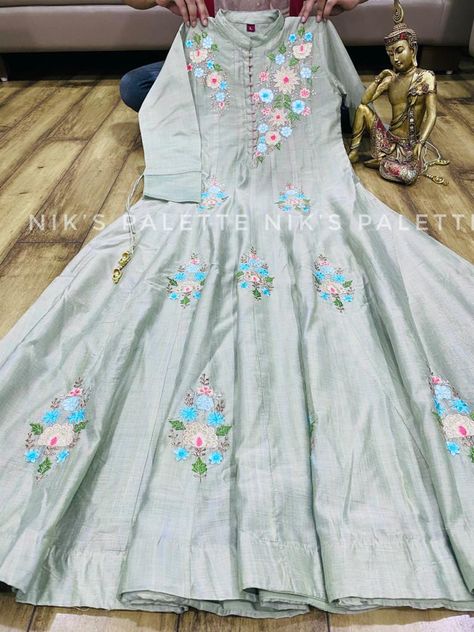 Long kurti Two Tone Gown, Kali Pattern, Zari Embroidery, Kurti Sets, Long Kurti, Trendy Blouses, Trendy Blouse, Trendy Blouse Designs, Embroidery Motifs