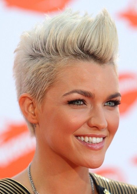 Celebrity Ruby Rose Short Blonde Fauxhawk Hairstyle. Completely in love with this look. Short Hair Mohawk, Mohawk Hairstyle, Mohawk Hairstyles For Women, Short Mohawk, Short Punk Hair, Mohawk Haircut, Petite Blonde, Super Short Haircuts, Faux Hawk Hairstyles