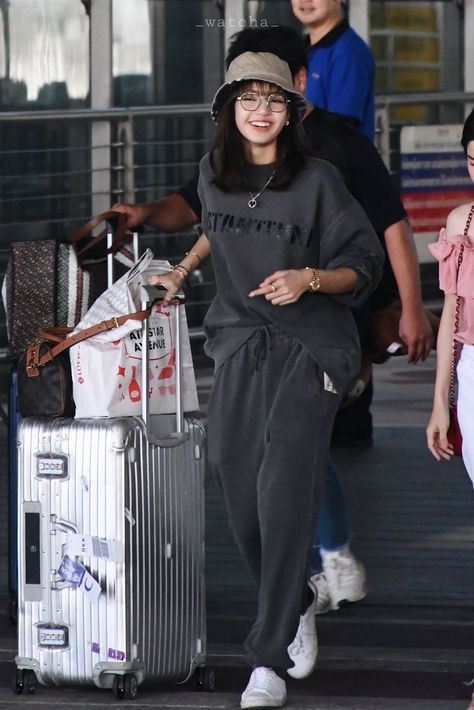 Aesthetic & Trendy Airport Outfits Inspo Trendy Airport Outfits, Casual Airport Outfit, Korean Airport, Cute Airport Outfit, Comfy Airport Outfit, Airport Outfit Summer, Airport Fashion Kpop, Korean Airport Fashion, Airport Fit