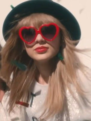 Taylor Swift Wearing Glasses, Taylor Swift Red Album, 1989 Taylor's Version, Red Lip Gloss, Loving Him Was Red, Swift Photo, Taylor Swift Red, Taylor Swift 1989, Heart Sunglasses