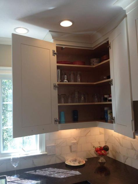 Corner Cabinet Ideas Kitchen, Kitchen Corner Cupboard, Kitchen Cabinet Organization Layout, Corner Cabinet Solutions, Kitchen Cabinet Storage Solutions, Kitchen Cabinets Pictures, Blind Corner Cabinet, Upper Kitchen Cabinets, Corner Kitchen Cabinet