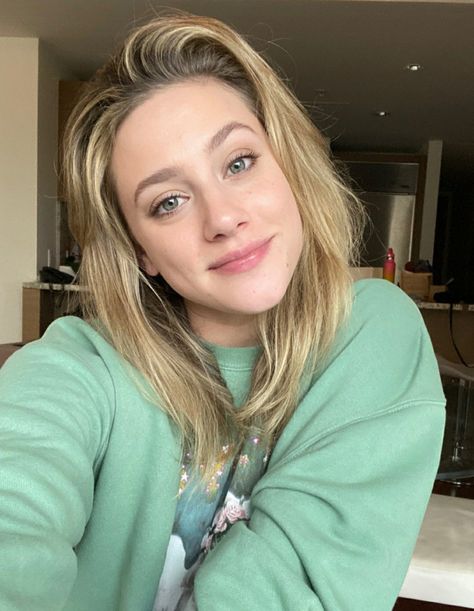 ♡︎♥︎𝐛𝐞𝐚𝐮𝐭𝐢𝐟𝐮𝐥♥︎♡︎ Lili Reinhart, Blonde Hair, A Woman, Blonde, Celebrities, Green, Hair, Blue